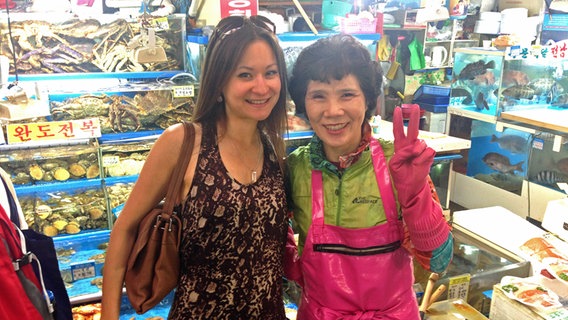 Arabella Steinbacher gemeinsam mit einer koreanischen Fischverkäuferin auf dem Markt von Seoul  