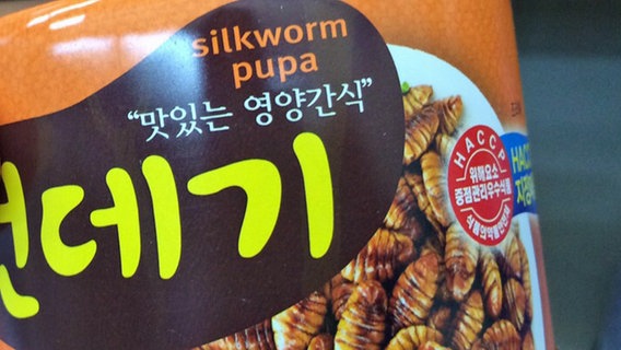 Eine Konservendose mit Seidenwürmern und koreanischer Aufschrift  