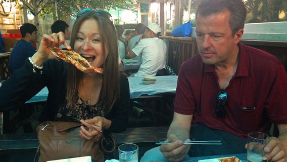 Arabella Steinbacher und Andreas Grünkorn beim Fischessen auf dem Markt in Seoul  