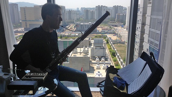 Fagottist Michael Schönermark übt im Hotel in Seoul  