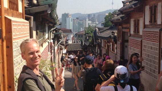 Alte Gasse in Seoul mit vielen Touristen.  