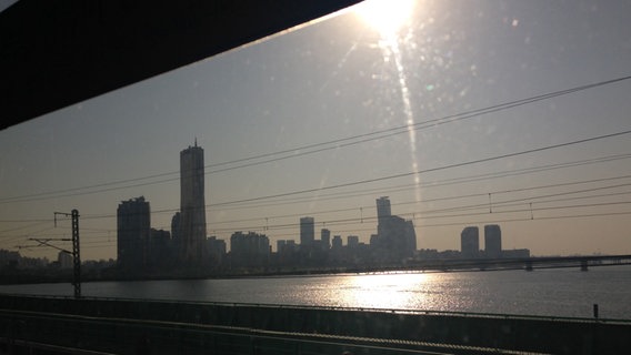Seouls Skyline im Gegenlicht.  