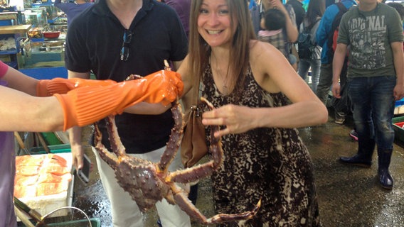 Fischmarkt in Seoul: Arabelle Steinbacher wir ein Krebstier gereicht.  