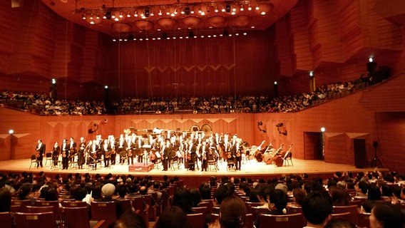 Das NDR Sinfonieorchester und Thomas Hengelbrock auf der Bühne des Seoul Arts Center.  