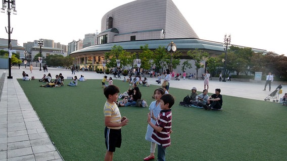 Vor dem Konzert: Besucher flanieren auf dem Gelände des Seoul Arts Center.  