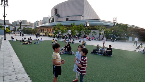 Vor dem Konzert: Besucher flanieren auf dem Gelände des Seoul Arts Center. Vor dem Konzert: Besucher flanieren auf dem Gelände des Seoul Arts Center.