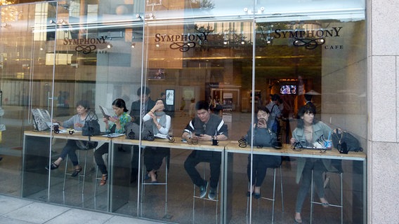 Blick durch die Scheibe in das "Symphony Café" des Seoul Arts Center.  