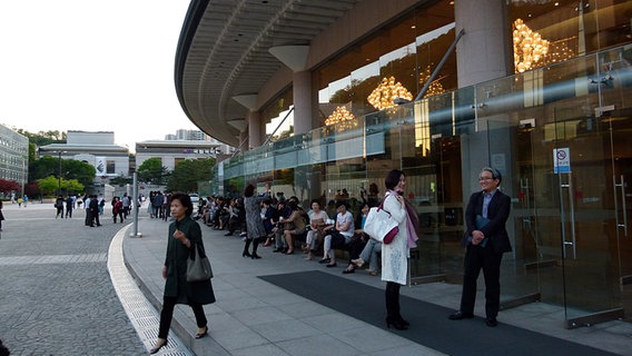 Konzertbesucher vor dem abendlich beleuchteten Seoul Arts Center.  