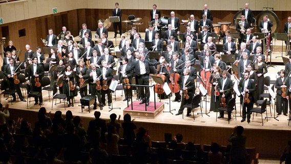 Konzertszene: Das NDR Sinfonieorchester und Thomas Hengelbrock auf der Konzertbühne © NDR Sinfonieorchester 