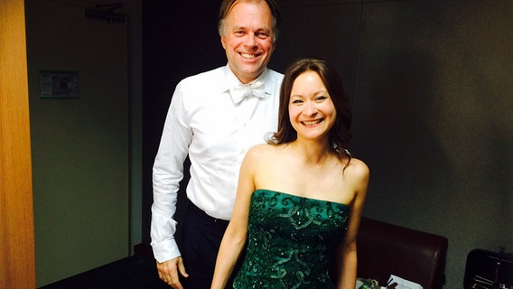 Backstage: Thomas Hengelbrock und Arabella Steinbacher © NDR Sinfonieorchester 