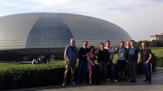 Musiker des NDR Sinfonieorchesters vor dem National Centre for the Performing Arts in Peking Musiker des NDR Sinfonieorchesters vor dem National Centre for the Performing Arts in Peking