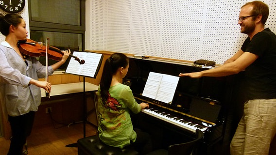 Jan Larsen mit einer Pianistin und einer Bratscherin  