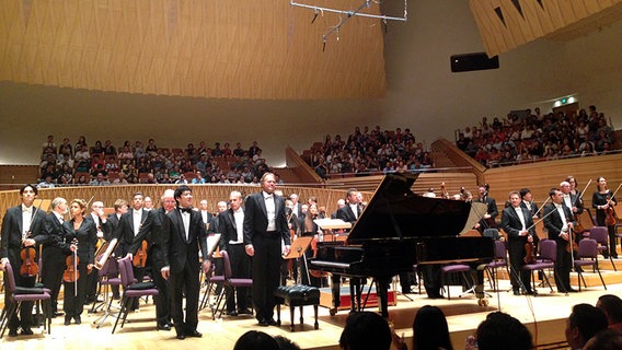 Applaus für Thomas Hengelbrock, Haochen Zhang und das NDR Sinfonieorchester in der Shanghai Symphony Concert Hall  