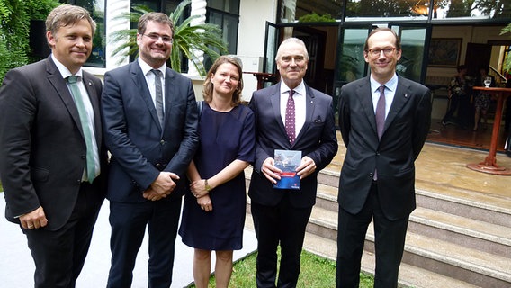 Gruppenbild mit dem deutschen Generalkonsul in Shanghai (v.l.n.r.:  Thorsten Kausch, Geschäftsführer Hamburg Marketing, Staatsrat Wolfgang Schmidt, Andrea Zietzschmann, Generalkonsul Peter Rothen, Christoph Lieben-Seutter)  