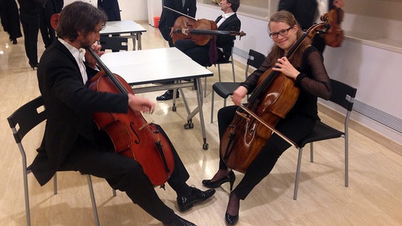 Valentin Priebus und Katharina Kühl spielen sich auf dem Cello ein  