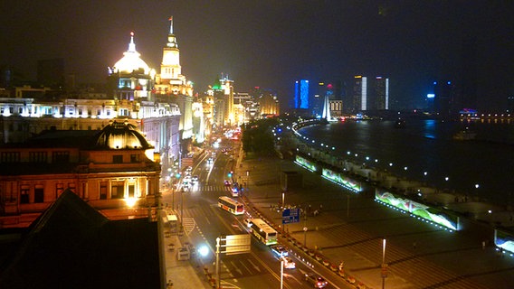 Skyline von Shanghai bei Nacht  