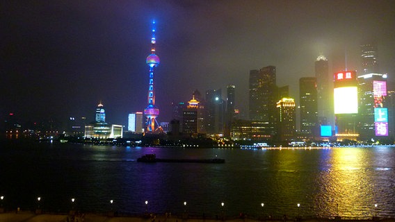 Skyline von Shanghai bei Nacht  