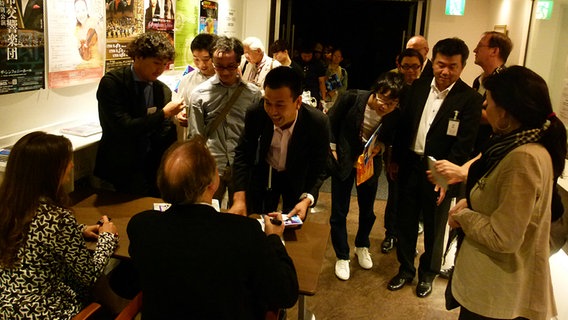 Konzertbesucher in Osaka stehen Schlange für ein Autogramm von Arabella Steinbacher und Thomas Hengelbrock Konzertbesucher in Osaka stehen Schlange für ein Autogramm von Arabella Steinbacher und Thomas Hengelbrock