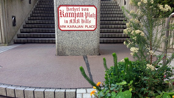 Tafel am Herbert-von-Karajan-Platz in Tokio  