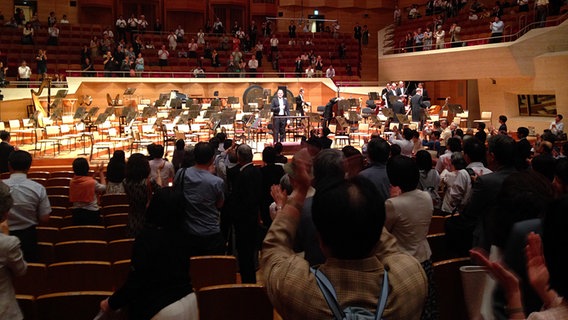 Konzertszene: Stehende Ovationen für das Thomas Hengelbrock in der Suntory Hall in Tokio  