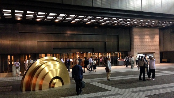 Eingangsvorplatz der Suntory Hall, Tokio. © NDR 