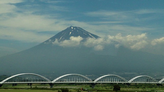 Der Vulkan Fuji in Japan, vom Zug aus gesehen. © NDR 