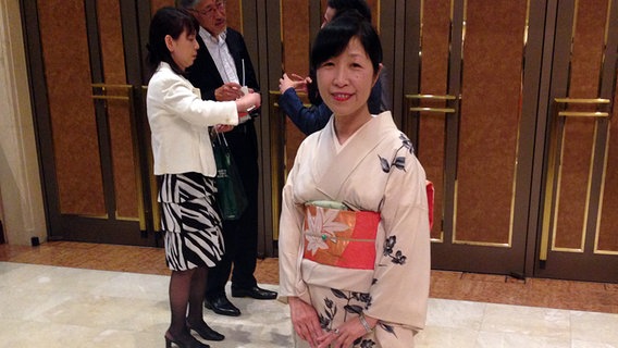 Japanerin im Kimono in der Suntory Hall, Tokio. © NDR 