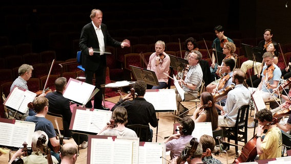 Thomas Hengelbrock und Orchester bei der Probe © NDR 