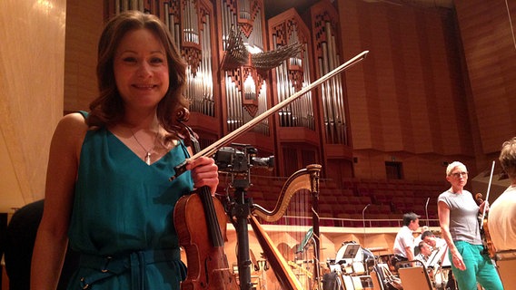 Arabella Steinbacher mit Geige. © NDR 