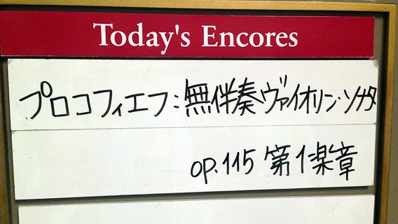 Schild mit "Today's Encores" und japanischen Schriftzeichen. © NDR 
