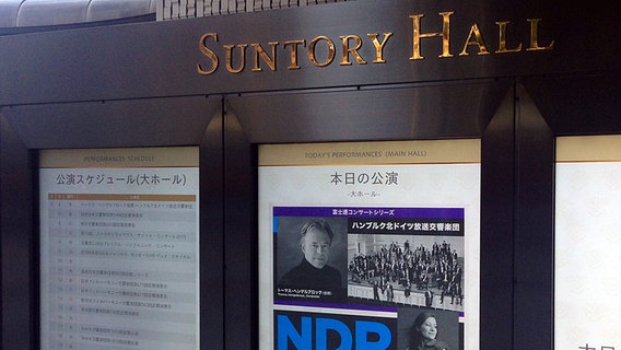 Konzertankündigungsplakat in Tokio an der Suntory Hall. © NDR 