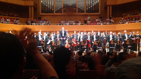 Applaus für das NDR Sinfonieorchester in der Konzerthalle des Aichi Prefectural Art Theatre in Nagoya  