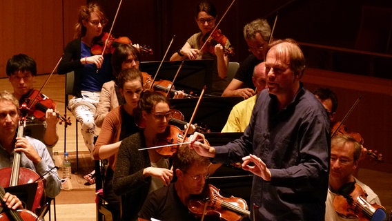 Probenszene: Thomas Hengelbrock und das NDR Sinfonieorchester bei der Anspielprobe im Aichi Prefectural Art Theatre in Nagoya.  