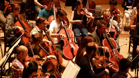 Probenszene: Das NDR Sinfonieorchester bei der Anspielprobe im Aichi Prefectural Art Theatre in Nagoya.  