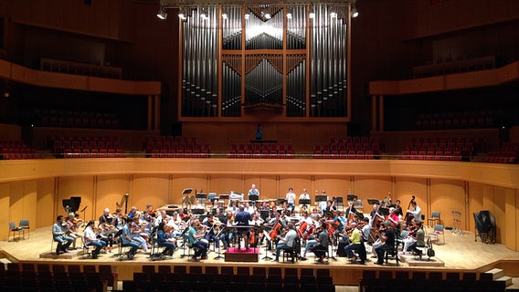 Das NDR Sinfonieorchester probt auf der Bühne des Aichi Prefectural Art Theatre in Nagoya.  