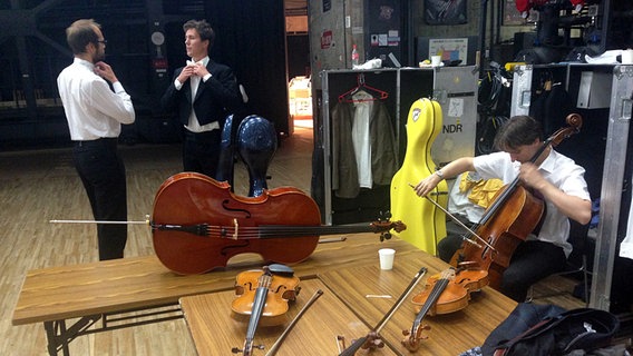 Musiker des NDR Sinfonieorchesters im Backstagebereich der Bunka Kaikan in Tokio  