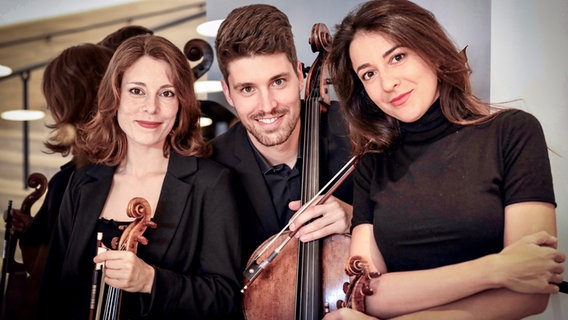 Ensemblebild: Das Trio Bardo - Laura Escanilla Rivera, Benedikt Loos, Alina Petrescu (v.l.n.r.) © Trio Bardo Foto: Yihua Jin-Mengel