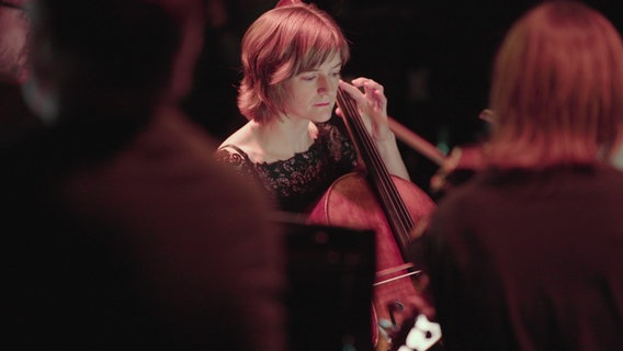 Tanja Tetzlaff, Violoncello, spielt im Club. © NDR Foto: Mairena Torres