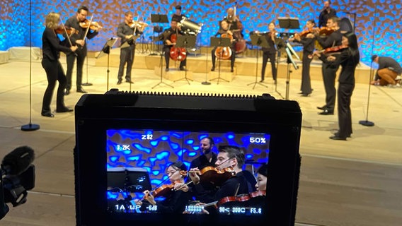 Akademist*innen des NDR Elbphilharmonie Orchesters machen Aufnahmen für das Projekt "The [Uncertain] Four Seasons". © NDR Foto: Heidi Meyer