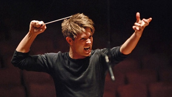 Dirigent Krzysztof Urbański © Ole-Einar Andersen and Adresseavisen 