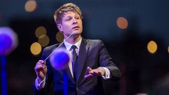 Dirigent Krzysztof Urbański beim Open-Air-Konzert des NDR Elbphilharmonie Orchesters in der Hafencity Dirigent Krzysztof Urbański beim Open-Air-Konzert des NDR Elbphilharmonie Orchesters in der Hafencity © Axel Herzig