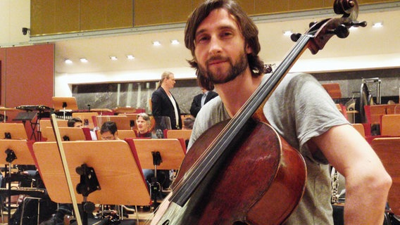Der Cellist Valentin Priebus vom NDR Elbphilharmonieorchester. © Maiken Nielsen Foto: Maiken Nielsen