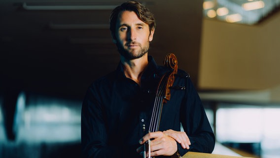 Valentin Priebus, Cellist des NDR Elbphilharmonie Orchesters © NDR, Jewgeni Roppel Foto: Jewgeni Roppel
