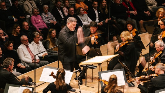 Alan Gilbert dirigiert das NDR Elbphilharmonie Orchester beim Eröffnungskonzert von "Elbphilharmonie Visions". © NDR Foto: Daniel Dittus