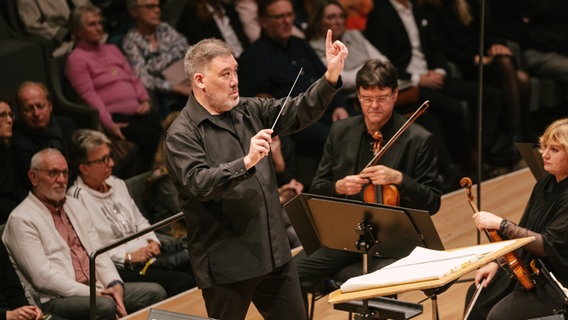 Alan Gilbert dirigiert das NDR Elbphilharmonie Orchester beim Eröffnungskonzert von "Elbphilharmonie Visions". © NDR Foto: Daniel Dittus