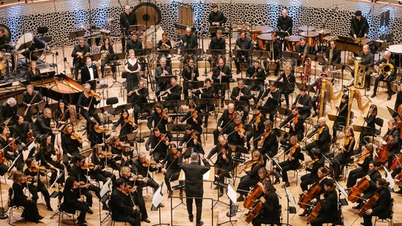 Alan Gilbert dirigiert das NDR Elbphilharmonie Orchester beim Eröffnungskonzert von "Elbphilharmonie Visions". © NDR Foto: Daniel Dittus