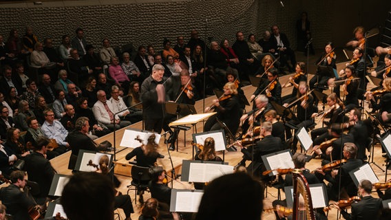 Alan Gilbert dirigiert das NDR Elbphilharmonie Orchester. © NDR Foto: Daniel Dittus