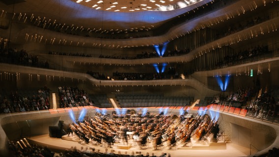 Alan Gilbert dirigiert das NDR Elbphilharmonie Orchester beim Eröffnungskonzert von "Elbphilharmonie Visions". © NDR Foto: Daniel Dittus