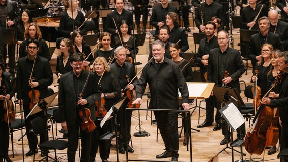 Applaus für Alan Gilbert und das NDR Elbphilharmonie Orchester beim Eröffnungskonzert von "Elbphilharmonie Visions". © NDR Foto: Daniel Dittus