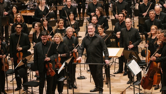 Chefdirigent Alan Gilbert und das NDR Elbphilharmonie Orchester in der Elbphilharmonie © NDR Foto: Daniel Dittus